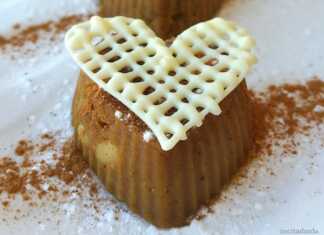 Μικρά ατομικά χαλβαδάκια από ρεβιθάλευρο σε σχήμα από φορμάκια σιλικόνης πασπαλισμένα με κανέλα και ζάχαρη άχνη