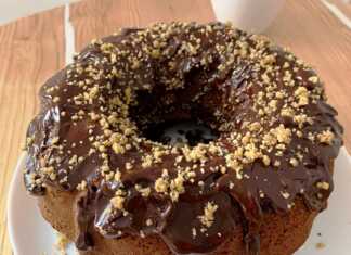 Υπέροχο κέικ σοκολάτας Black Prince με πλούσιο γλάσο κουβερτούρας και ολόκληρα καρύδια στην κορυφή, σερβιρισμένο σε πιατέλα