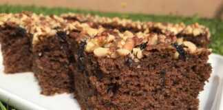 Κέικ με μαρμελάδα δαμάσκηνο και ξηρούς καρπούς.