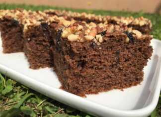 Κέικ με μαρμελάδα δαμάσκηνο και ξηρούς καρπούς.