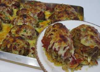 Ζουμερά μπιφτέκια με λιωμένο τυρί τσένταρ πάνω σε μια χρυσαφένια βάση από τριμμένα λαχανικά μέσα στο ταψί