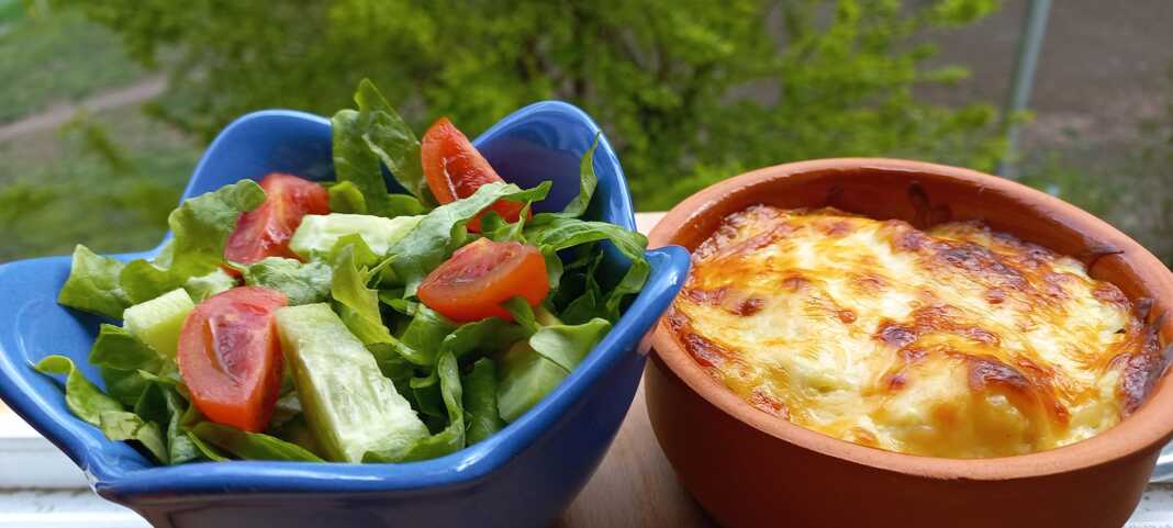 Πατάτες στο πήλινο με μπρόκολο και τυρί