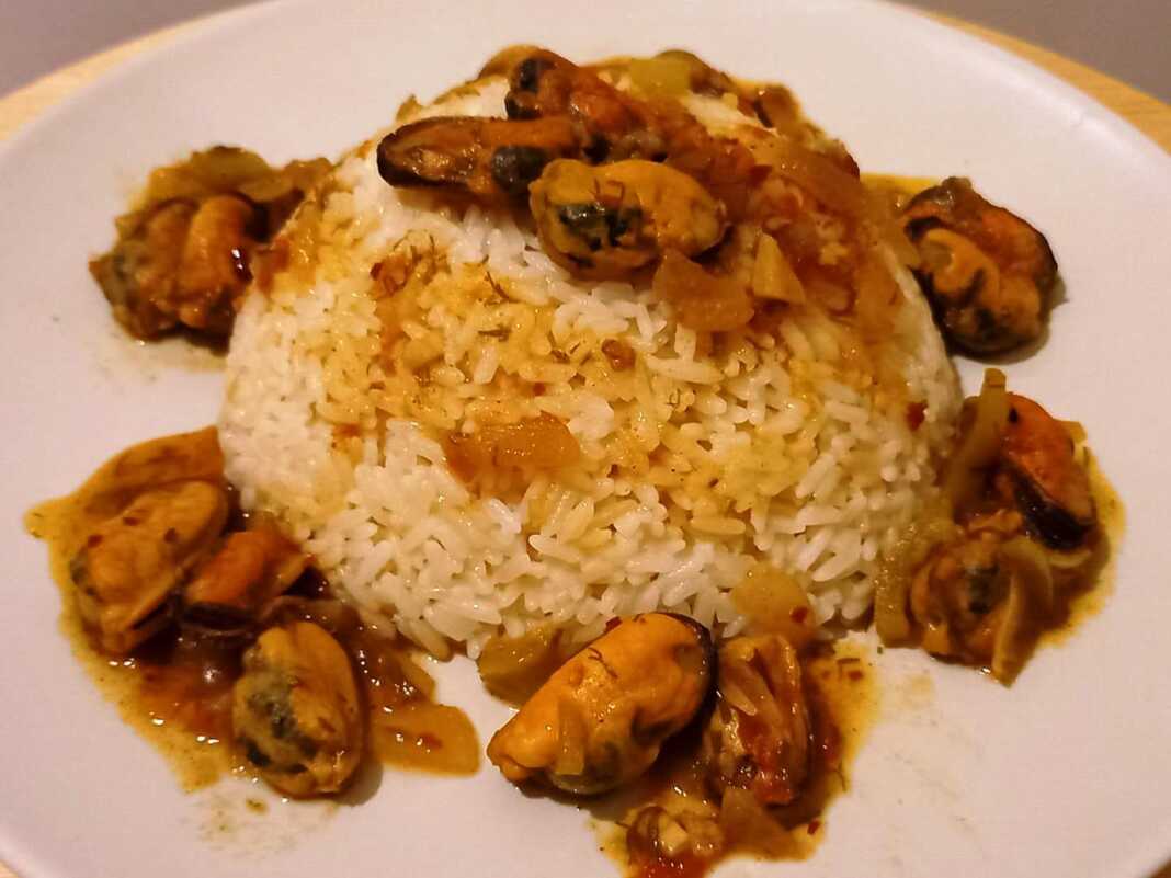 Ένα μπολ με πλούσιο μυδοπίλαφο Μυτιληνιό, με μύδια, πιπεριές και άνηθο