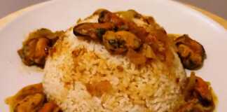 Ένα μπολ με πλούσιο μυδοπίλαφο Μυτιληνιό, με μύδια, πιπεριές και άνηθο