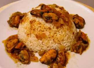 Ένα μπολ με πλούσιο μυδοπίλαφο Μυτιληνιό, με μύδια, πιπεριές και άνηθο