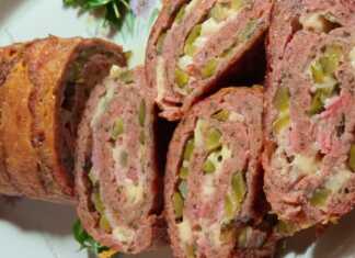 Ψημένο ρολό κιμά, καλυμμένο με φέτες μπέικον και γυαλιστερή μουστάρδα, κομμένο σε φέτες.