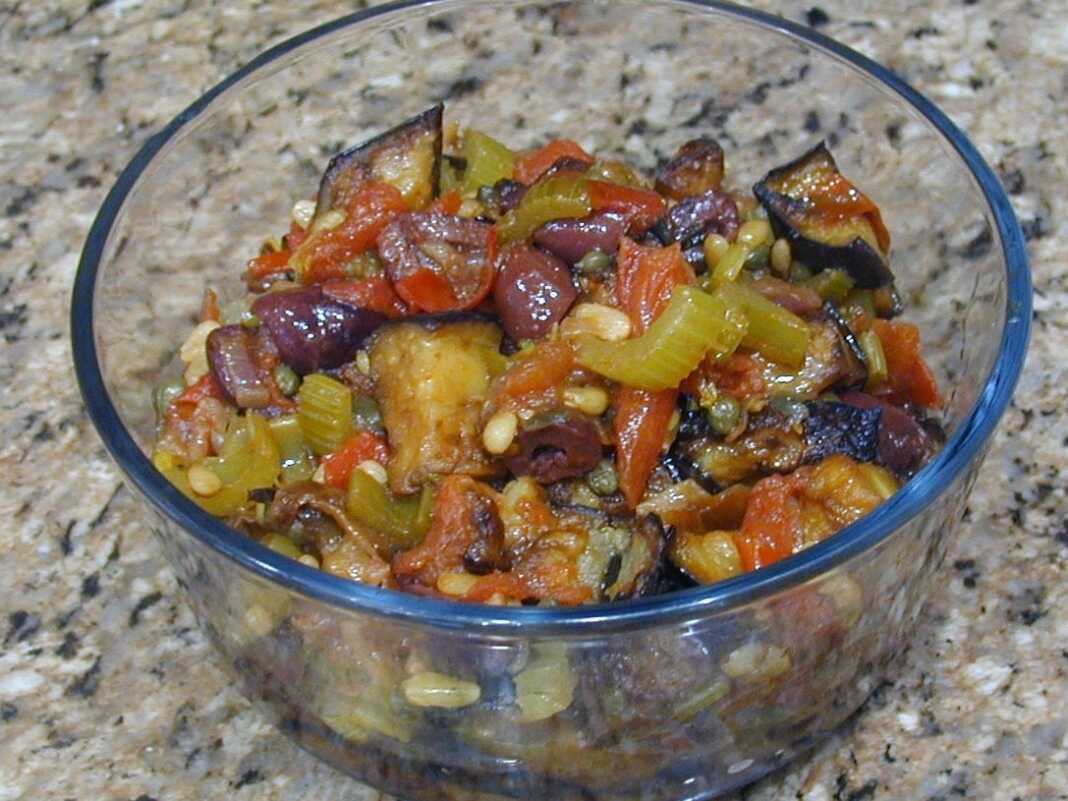 Σαλάτα με ξυδάτη μελιτζάνα με κρεμμύδι, σέλινο, κάπαρη, ελιές και κουκουνάρι