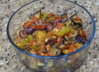 Σαλάτα με ξυδάτη μελιτζάνα με κρεμμύδι, σέλινο, κάπαρη, ελιές και κουκουνάρι