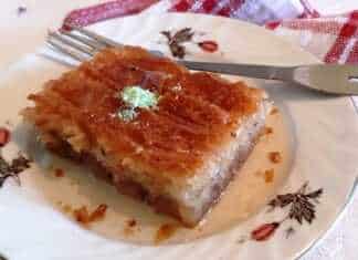 Σιροπιαστό Γλυκάκι με καρύδι