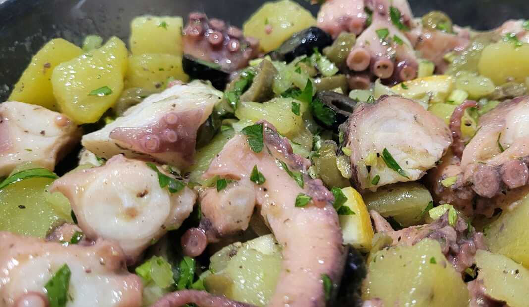 χταπόδι με πατάτες