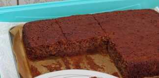 Ένα κομμάτι αφράτο και υγρό κέικ μπανάνας με καρύδι σερβιρισμένο σε πιάτο.