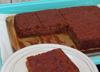 Ένα κομμάτι αφράτο και υγρό κέικ μπανάνας με καρύδι σερβιρισμένο σε πιάτο.