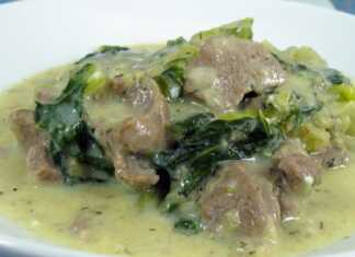 Ένα πιάτο με αρνάκι φρικασέ, που περιέχει κομμάτια αρνιού, μαρούλι και μια παχύρρευστη, κρεμώδη, ανοιχτόχρωμη σάλτσα αυγολέμονο.