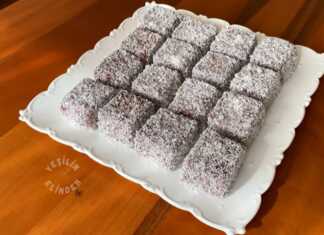 Γλυκό με Σιμιγδάλι και Σοκολάτα, κομμένο σε κυβάκια με καρύδα.