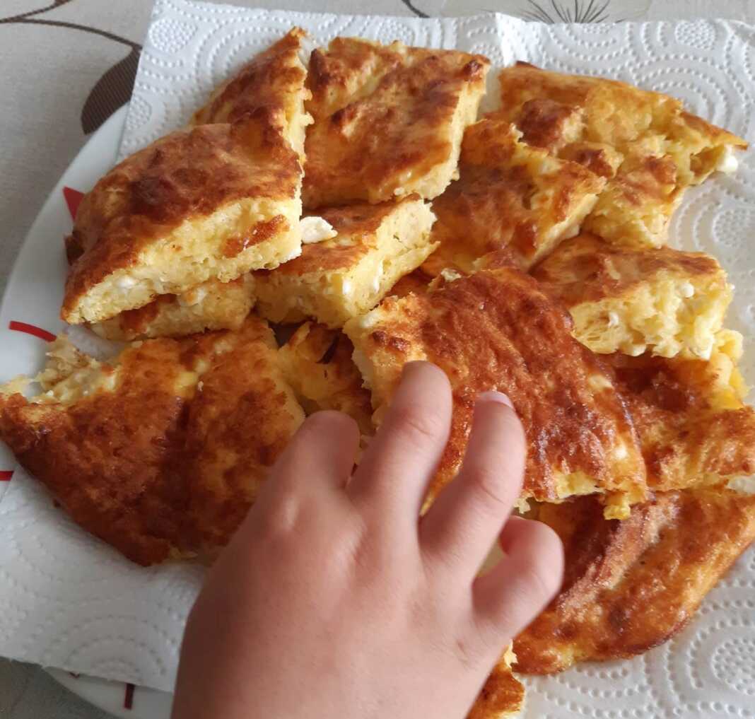 Αυτοσχέδια πίτα με φύλλο κρούστας, ψημένη σε ταψί, με χρυσαφένια και τραγανή επιφάνεια