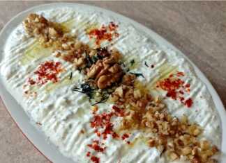 Σαλάτα με τυρί και γιαούρτι και σκόρδο