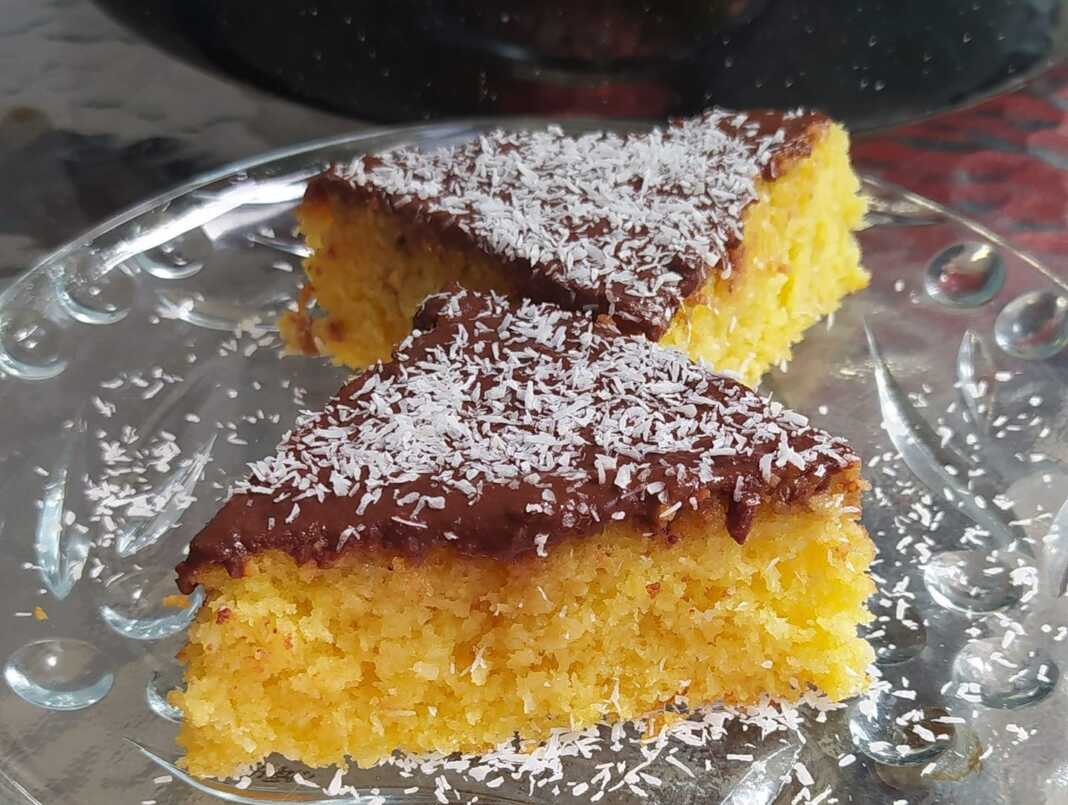 Σιροπιαστο κέικ με ινδοκαρυδο και γλάσο σοκολάτας