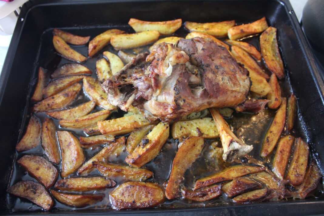 Κατσικάκι με πατάτες στο φούρνο.