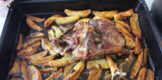 Κατσικάκι με πατάτες στο φούρνο.