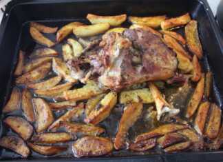 Καλοψημένο μπούτι από κατσικάκι με χρυσές πατάτες μέσα σε γάστρα αρωματισμένο με σκόρδο και ρίγανη