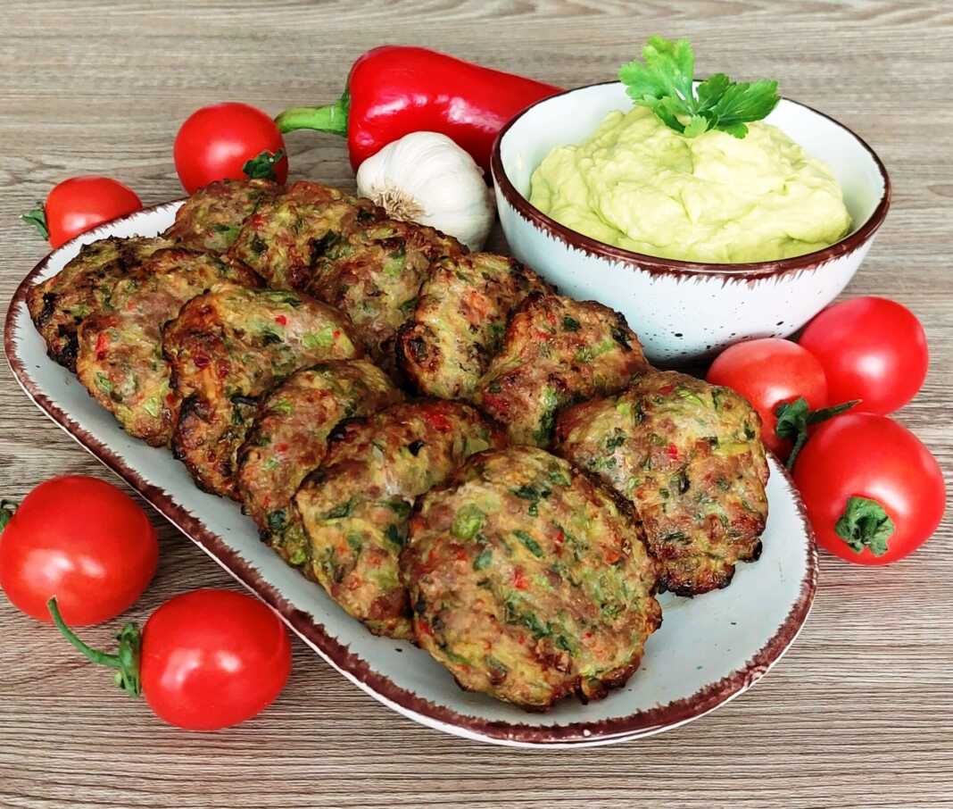 Ζουμερά κεφτεδάκια με κολοκυθάκια ψημένα στο φούρνο, έτοιμα για σερβίρισμα