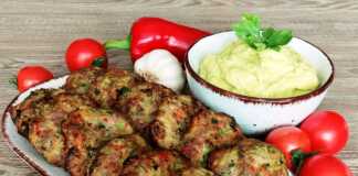 Ζουμερά κεφτεδάκια με κολοκυθάκια ψημένα στο φούρνο, έτοιμα για σερβίρισμα