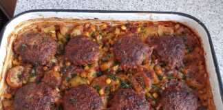 Κεφτέδες στο φούρνο με πατάτες ρύζι και καλαμπόκι