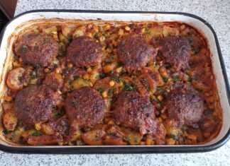 Κεφτέδες στο φούρνο με πατάτες ρύζι και καλαμπόκι