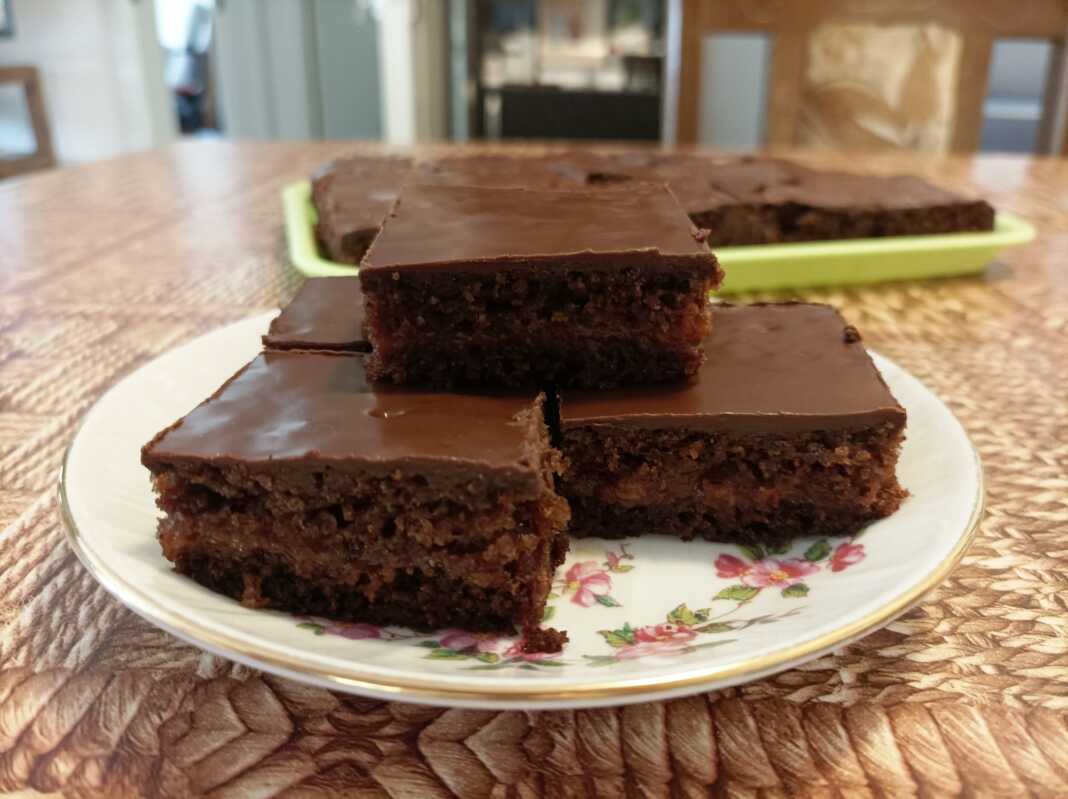 Κομμάτια από Νηστίσιμο Κέικ με Μαρμελάδα και πλούσιο γλάσο σοκολάτας σερβιρισμένα σε πιατέλα.