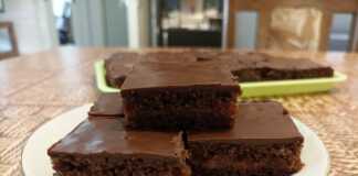 Κέικ με μαρμελαδα και σοκολάτα…υπέροχο – φανταστικό γλυκάκι Κομμάτια από Νηστίσιμο Κέικ με Μαρμελάδα και πλούσιο γλάσο σοκολάτας σερβιρισμένα σε πιατέλα.