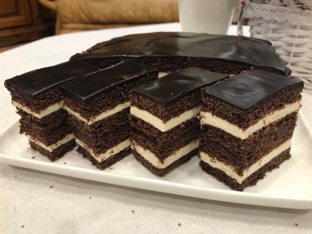 Κέικ μελιού _ Σοκολάτα με κρέμα και μαρμελάδα.