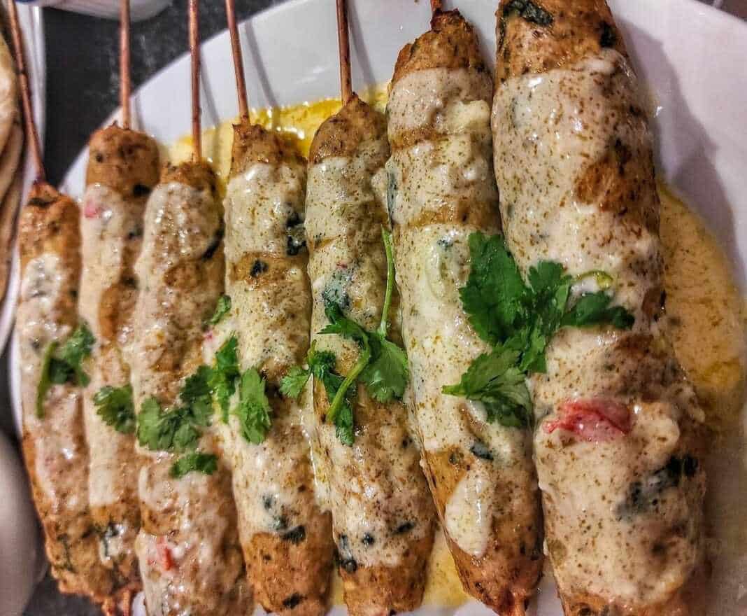 Κεμπάπ κοτόπουλου με σάλτσα γιαουρτιού