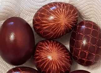 Γυαλιστερά πασπαλισμένα πασχαλινά αυγά σε βαθιές καφέ και κόκκινες αποχρώσεις, βαμμένα με φυσικά υλικά και διακοσμημένα με σχέδια φύλλων