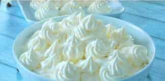 Πλούσια λευκή κρέμα σοκολάτας με ζαχαρούχο γάλα μέσα σε μπολ έτοιμη για στόλισμα κέικ