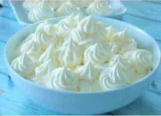 Πλούσια λευκή κρέμα σοκολάτας με ζαχαρούχο γάλα μέσα σε μπολ έτοιμη για στόλισμα κέικ