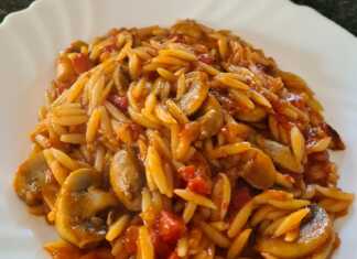 Πιατο σκεύος με μελωμένο γιουβέτσι, ζουμερό κριθαράκι και ροδισμένα μανιτάρια σε πλούσια κόκκινη σάλτσα