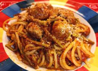 Σπαγγέτι με σάλτσα κεφτέδες και άγρια σπαράγγια