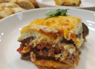 Ένα ταψί με λαχταριστό μουσακά με χρυσαφένια κρούστα μπεσαμέλ και στρώσεις από πατάτες μελιτζάνες και αρωματικό κιμά