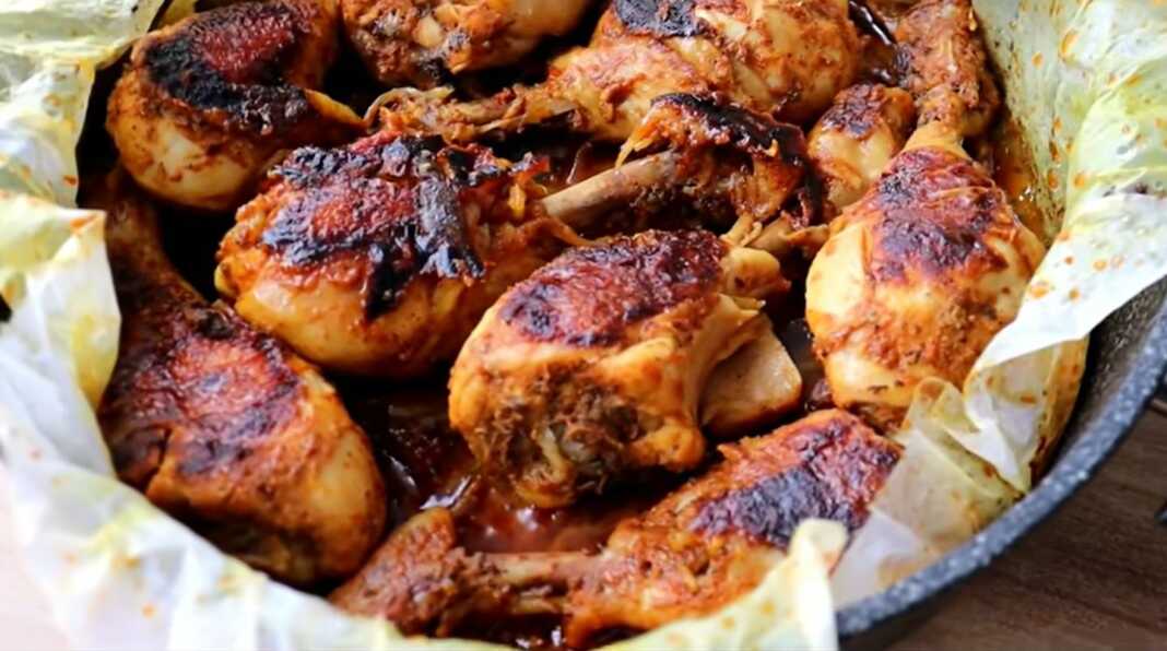 moutakiaTiganita1 Μπουτάκια Κοτόπουλου στη Λαδόκολλα, σερβιρισμένα σε πιατέλα, με τη σάλτσα μπαχαρικών.