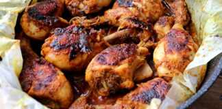 Μπουτάκια Κοτόπουλου στη Λαδόκολλα, σερβιρισμένα σε πιατέλα, με τη σάλτσα μπαχαρικών.