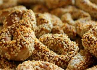 Τραγανά δαχτυλιδωτά κουλουράκια καλυμμένα με σουσάμι, τοποθετημένα πάνω σε λαδόκολλα, μοσχομυρίζοντας μαχλέπι και γλυκάνισο