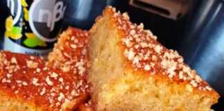 Κομμάτια από Νηστίσιμο ραβανί αλάδωτο σε πιατέλα, που αναδεικνύουν την υγρή και αφράτη υφή του