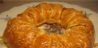 Χρυσαφένιο στεφάνι σφολιάτας γεμιστό με τυρί, ζαμπόν, αυγό και λαχανικά.