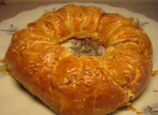 Χρυσαφένιο στεφάνι σφολιάτας γεμιστό με τυρί, ζαμπόν, αυγό και λαχανικά.