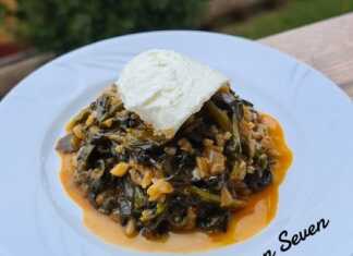 Ένα πιάτο με ζουμερό σπανακόρυζο σε κόκκινη σάλτσα ντομάτας συνοδευόμενο από μια δροσερή κουταλιά στραγγιστό γιαούρτι στην άκρη