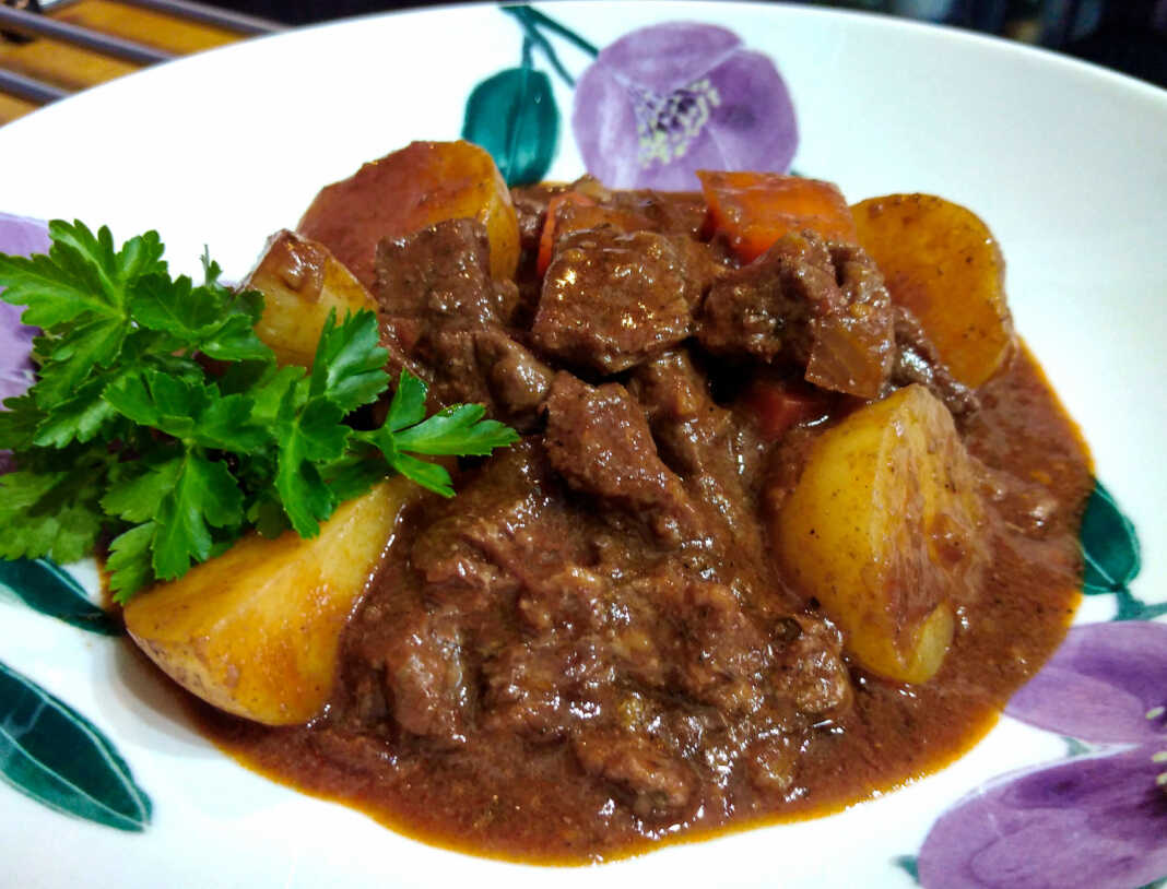Μοσχαρίσιο Στιφάδο με πατάτες