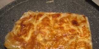 Τηγανισμένες τυροπιτούλες με χρυσαφένιο χρώμα σε ένα λευκό πιάτο.