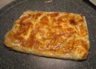 Τηγανισμένες τυροπιτούλες με χρυσαφένιο χρώμα σε ένα λευκό πιάτο.