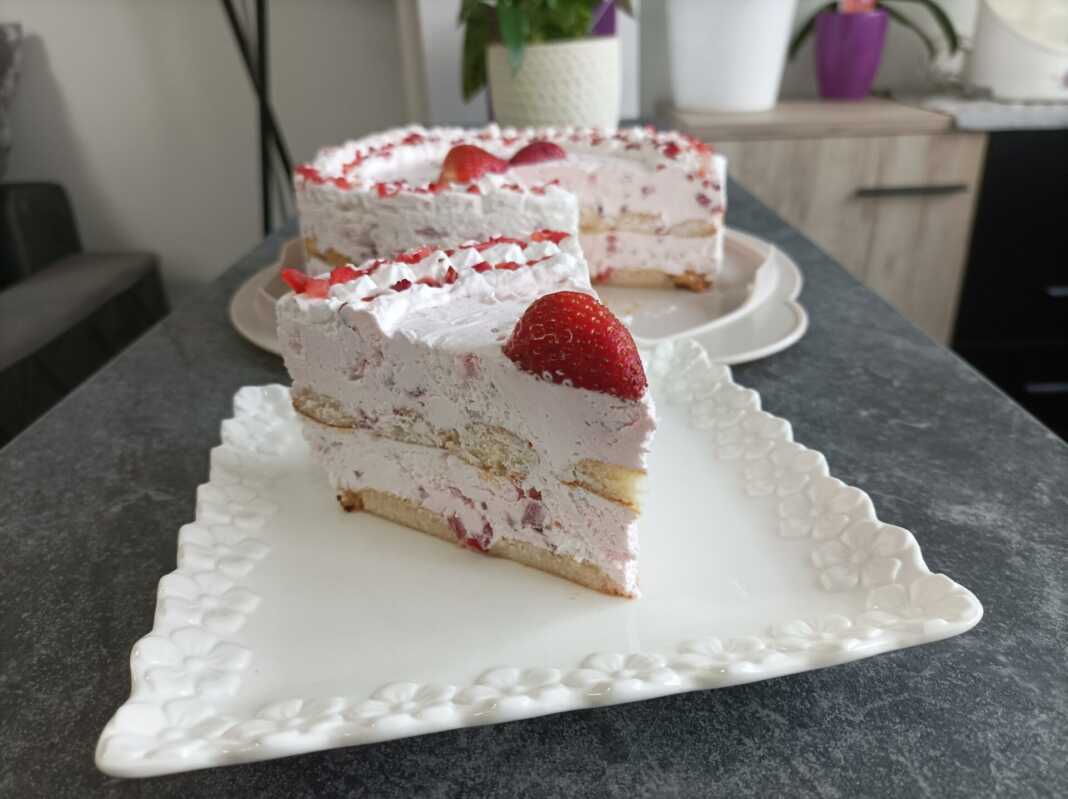 tortaFraoula Τούρτα με κρέμα και φράουλες