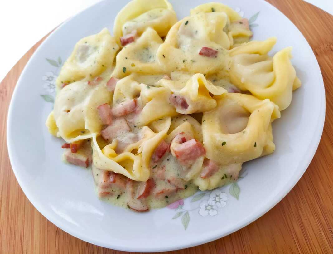 τορτελίνια με καπνιστό μπέικον και σάλτσα Καρμπονάρα